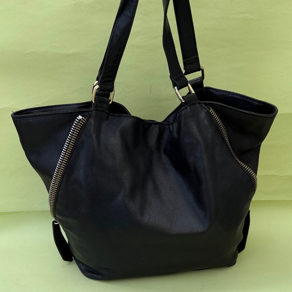 Black Linea Pelle Convertible Leather Shoulder Bag with Beautiful Details - Picture 7 of 16